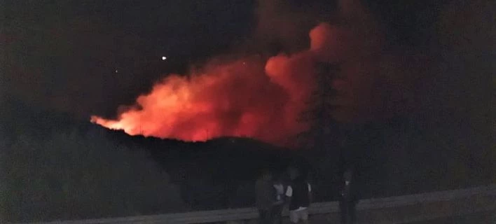 Εφιαλτικό βράδυ για τους κατοίκους της Κεφαλλονιάς – Συνεχίζει να καίει η φωτιά (Εικόνες)
